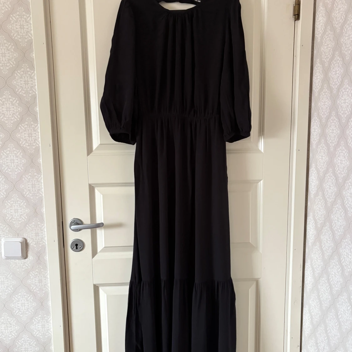 Svart långklänning med öppen rygg