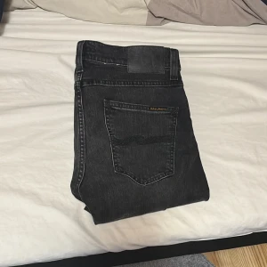 Nudie lean dean slim fit jeans - Säljer ett par svarta jeans från Nudie Jeans med klassisk femficksdesign och diskret logga på bakfickan. Jeansen har en slim passform och sitter extremt bra. Storlek 30/32 använda ca 3 gånger. Nypris 1600. Pris går att diskutera. Bara att skriva vid funderingar
