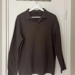  Grön långärmad pikétröja Massimo Dutti - Grön långärmad pikétröja från Massimo Dutti. Storlek M. I gott skick.