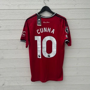 Matheus Cunha Manchester United Fotbollströja - Säljer en Manchester United fotbollströja med Cunha 10 på ryggen som är helt ny med prislapp 
