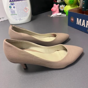 Beige klackar med spetsig tå - Snygga beige klackar med låg klack och spetsig tå. Skorna har en stilren design och är tillverkade i syntetmaterial med en matt finish. Perfekta för dig som gillar en klassisk och clean look. Står storlek 35 men passar mer 36