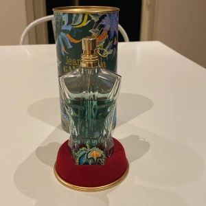 Jean Paul Gaultier Le Beau Paradise Garden - Jean Paul Gaultier Le Beau Paradise Garden EdP 75ml. Säljer då jag it använder den längre. Är ungefär 60-65 ml kvar av 75 så knappast använd. Perfekt sommar, vår och höst parfym.  Köpte för 1100 på parfym.se, så priset är väldigt rimligt. Det är bara att höra av sig om man har några frågor mvh Gustav.