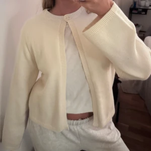 Kofta  - Cardigan i storlek L passar mig som har S/m , köpt större för mer oversized fit. Denna är aldrig använd och är som ny inga slitningar defekter eller liknande. Liten i storleken