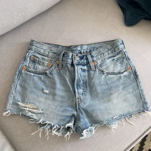 Levi's ljusblå jeansshorts - Säljer ett par ljusblå jeansshorts från Levi's då de ej används på ett tag💕