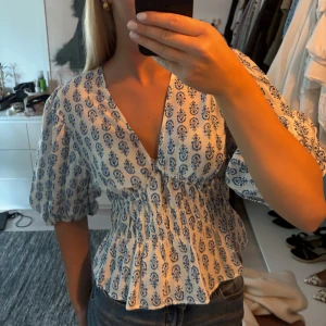Så söt topp!! - Super gullig topp från H&M som är helt slutsåld!🩵I storlek M men passar även bra på mig som i vanliga fall har storlek S! Endast använd 1 gång🫶🏼
