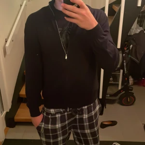 Svart kofta med dragkedja Massimo Dutti - Stilren svart kofta från Massimo Dutti i storlek L. Tröjan har en hög krage och hel dragkedja framtill. Materialet är mjukt och känns skönt mot huden, perfekt för lager-på-lager. Passformen är normal och ärmarna är långa. Enkel att matcha med jeans eller chinos. Knappt använd, köpt i butik!