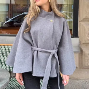 Slutsåld poncho - Jättefin slutsåld poncho/kappa från Gina Young i storlek 12-14år (passar xxs-m) ❤️ Endast använd ca 3 gånger 🥰