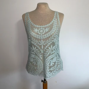 Två överdelar spets H&M - Superfina ljusblå överdelar i spets, enda linne och den andra offshoulder med tunna axelband. Båda från H&M. Linnet är storlek 34 och tröjan 36