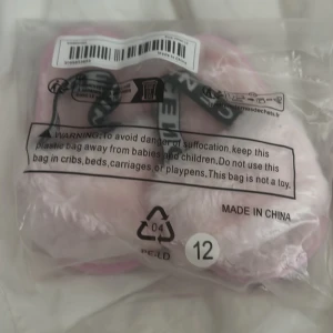 Flickkläder till bebis - Hej just nu säljer jag 3 jättefina klänningar och ett par otroligt söta tofflor till en liten flicka. Inget är använt då kläderna egentligen skulle gå till en förväntad flicka som istället blev en pojke🫣