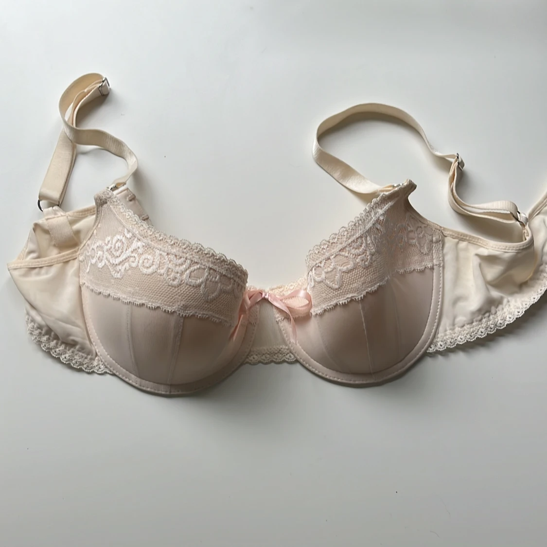 Krämfärgad spets-bh från Passionata
