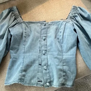 Jeans topp  - Jätte fin jeans top från hm i storlek M, använd få talgånger. Den här modellen säljs inte längre på hms hemsida 