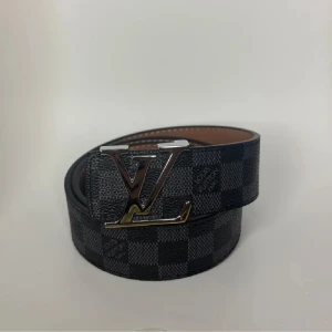 L bälte - Svart bälte, (lite slitet vid knapp hålen) dm för mer bilder