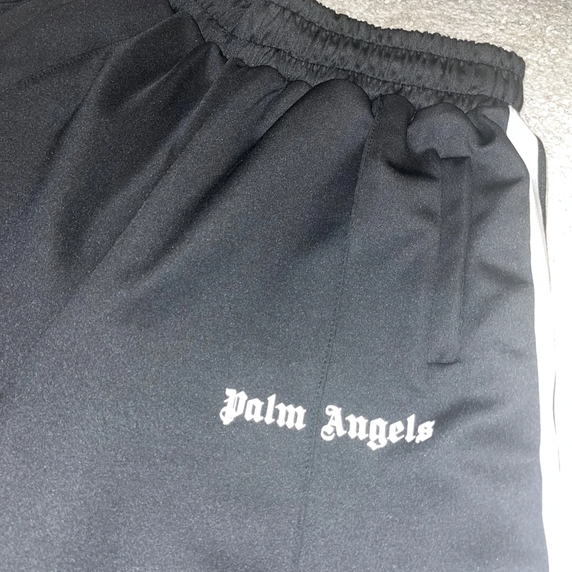 Palm Angels svarta shorts med vita ränder - 1
