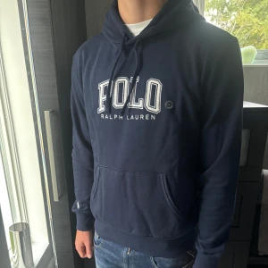 Polo Ralph Lauren hoodie - Säljer denna mörkblå Ralph Lauren hoodie | Skick 10/10 (Helt ny) | Storlek M (grabben på bilden är 180) | Nypris 2300 | Hör av dig vid minsta fundering eller fråga ✅🙌