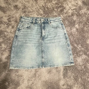 Jeanskjol  - Snygg o skön jeanskjol från vero moda. Nästan aldrig använd pga har liknande. Så bra skick - inga defekter. Klassiks look, passar bra till vardag men också fest. Hör av er för fler bilder! 💗