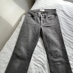 Grå jeans från Abrand jeans  - Snygga lågmidjade grå bootcut jeans från Abrand jeans. Köpta på Åhléns. Jag köpte dom för kanske 5 månader sen men har gått upp i strl så dom användes bara 2 gånger.Nypris:599kr jag säljer för 350 vid snabb affär kan priset diskuteras💕 