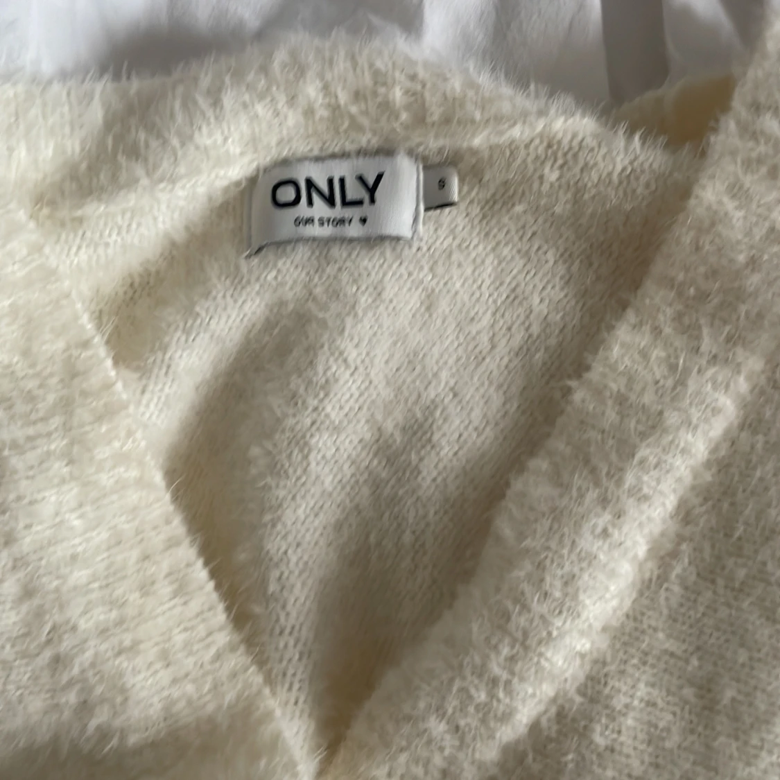 Vit fluffig kofta från ONLY med pärlknappar - 3