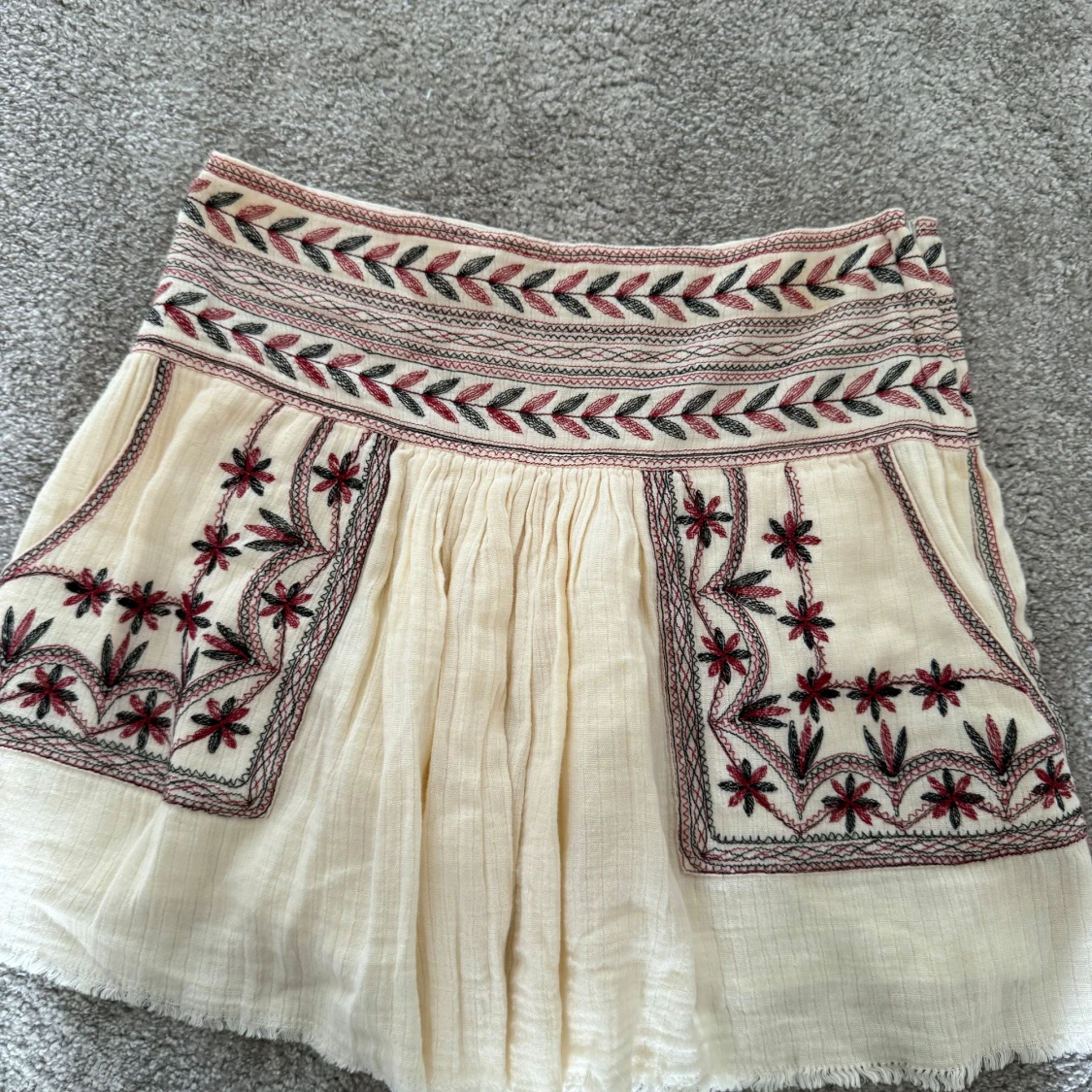 Broderad kortkjol i bomull