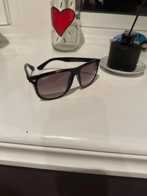 Rayban Boyfriends - Rayban Boyfriends i helt nytt skick. Kommer med originalfodralet + rengöringskit.