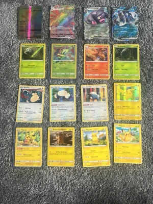 Samling Pokémonkort med Pikachu & Snorlax - Säljer en samling Pokémonkort med bland annat flera Pikachu, Snorlax, Celebi och några holografiska och specialkort. Perfekt för dig som vill utöka din samling eller gillar Pokémon. Korten har olika motiv och färger, vissa är glittriga och andra klassiska.