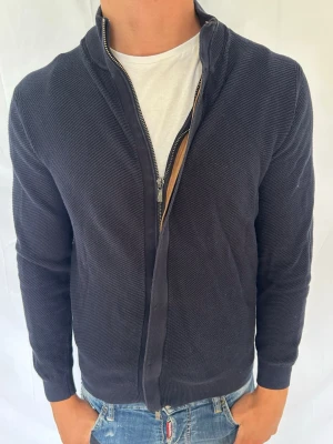 Massimo dutti tröja  - Säljer denna tvär feta tröja med zip. Tröjan är i str M men passar bättre S/XS. Modellen är ca 180 cm lång och väger 73 kg. Tveka inte på att kontakta mig vid minsta fundering🙌