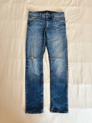 Vintage Jack and Jones Jeans - Tjoooo🫡säljer mina jack and jones jeans i storleken 30/30😳passformen är en slim fit och washen på jeansen är helt sjuk 🤧 tveka inte på att skriva ifall ni har några frågor🥰