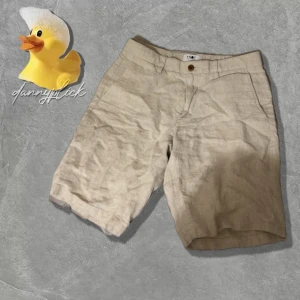 Beige linneshorts från NN07 - Säljer dessa beiga linneshorts från NN07 i storlek 28, vilket motsvarar S enligt deras hemsida. Bra skick. Mått:  Midjemått: 79cm Längd: 86cm Skriv vid funderingar!