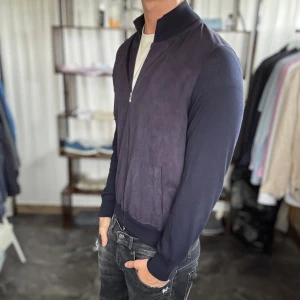 Gran sasso cardigan - Mycket fint skick, ena armen har tagit skada, men annars felfri. Nypris ca 3500kr. Passar dig som är 170-180cm ungefär. Modellen är 185 cm, 75 kg. Skriv för mer information!🤝