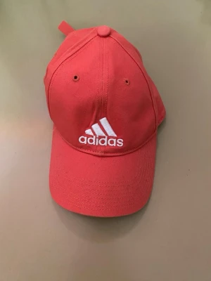 Korallrosa adidas keps - Korallrosa adidas keps med adidas logga  Mycket bra skick