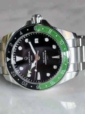 Unik certina ds action gmt powermatic 80 fullset nyskick  - Säljer nu min mycket fina certina ds action gmt Powermatic 80 i nyskick.   Klockan är uttagen 2024 och fungerar utmärkt med det pålitliga powermatic 80 urverket. Den är i nyskick och klockan är endast använd fåtal gånger med extra armband så länken är aldrig använd med plast kvar och man ser knappast tecken på att klockan är använd över huvud taget. Klockan är full set och alla tillbehör medföljer. Nypris är 14500, hör av er vid frågor eller funderingar så löser vi en smidig affär. 