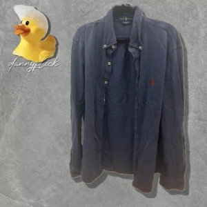 Blå linneskjorta från Ralph Lauren - Säljer denna blåa linneskjorta från ralph lauren i storlek XS. Passar folk runt 164-174. Skriv vid funderingar!