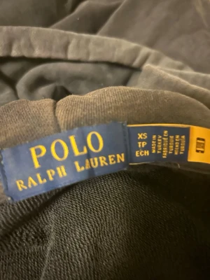  Ralph lauren marinblå zipp hoodie  - Säljer en marinblå zipp hoodie från ralph lauren. Den är i riktigt bra skick och använd ett fåtal gånger. Säljer för den är för liten för mig. Storleken är xs men skulle säga att den passar S med därav har jag märkt den som S. Skriv vid minsta lilla fråga🙌🙌🙌. 