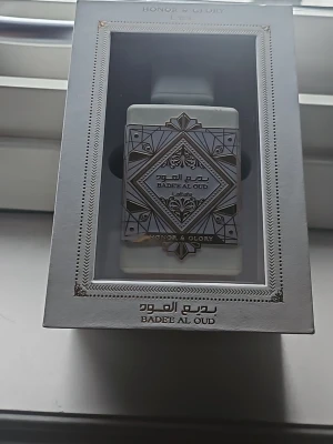 Badee Al Oud Honor & Glory - Badee Al Oud Honor & Glory från Lattafa är en Eau de Parfum på 100 ml. . Tillverkad i Förenade Arabemiraten. Snygg design som sticker ut i samlingen. Helt ny minst 93ml kvar.  Kommer med låda! Lådan är lite sönder men parfymen är helt okej!