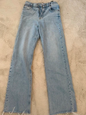 Zara Jeans - Zara jeans – nyskick 💙  Säljer ett par ljusblå jeans från Zara. Modellen har raka, vida ben och en trendig rå fåll längst ner.  Jeansen är endast använda max 2 gånger, så de är i väldigt fint skick utan fläckar eller hål. Köpta 2022.  Säljs eftersom de inte kommer till användning tyvärr 😊