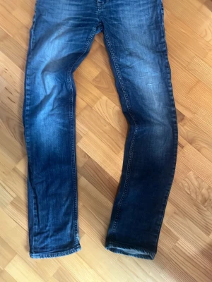 Nudie jeans - Säljer nu ett par slim fit Nudie I storlek 33/34. Extremt najs tvätt och väldigt allmänt bra skick på jeansen då de har några år på nacken. Bara att höra av sig vid minsta fundering. Pris kan absolut diskuteras!