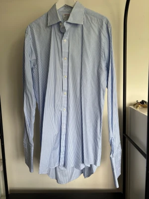 Blåvit randig skjorta - Klassisk skjorta i blått och vitt med smala ränder. Perfekt för en clean och stilren look. Ny pris 999kr