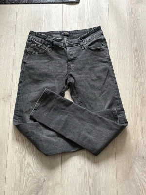 Mörkgrå Jack & Jones - Mörkgrå slim fit Jack & Jones jeans storlek w29 l32 hör av er vid funderingar 