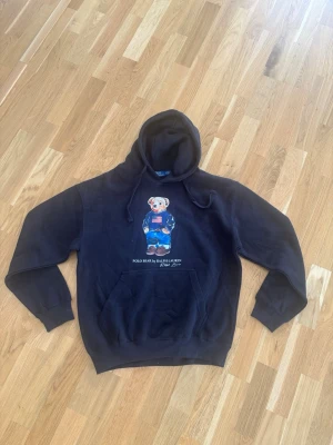 Polo bear hoodie  - Polo bear hoodie strlk M perfekt nu till hösten 