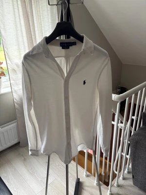 Vit skjorta från Ralph Lauren - Vit skjorta från polo Ralph lauren bra skick inga tecken på defekter sitter perfekt på mig jag är 176 och väger 56 hör av er vid funderingar