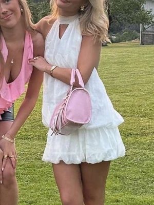 Ballongklänning  - Klänning i ballongform, öppen rygg och halterneck. Har inbyggda shorts så man visar ingenting. Knappt använd, tryck köp nu för snabb och smidig affär 💕