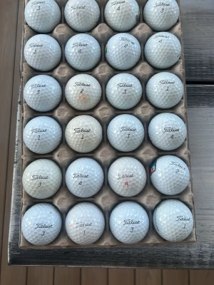 Golfbollar Titleist i kartong - Säljer ett gäng Titleist PRO VI, snyggt placerade i en kartong. Perfekt för dig som vill fylla på golfväskan inför säsongen.