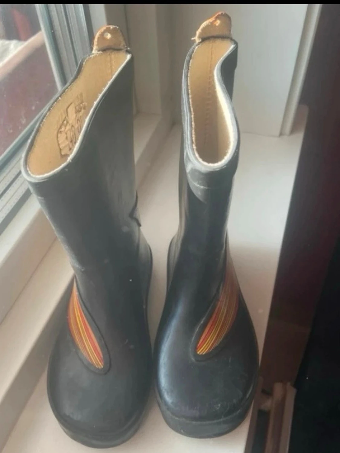 Svarta gummistövlar med färgglada detaljer(barn)