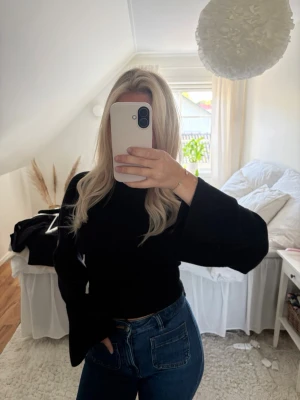 Svart stickad tröja Gina Tricot - Säljer en svart stickad tröja från Gina Tricot i storlek XS. Tröjan har långa, vida ärmar och en hög hals. Materialet är mjukt och stretchigt, perfekt för att hålla värmen. Enkel och stilren design som passar till det mesta. Aldrig använd. 