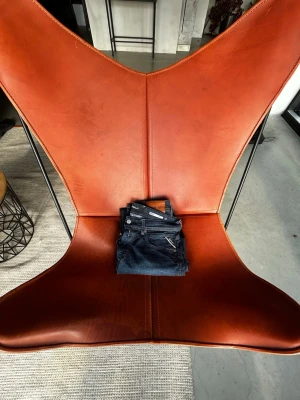 Mörkblå replay jeans - Säljer ett par mörkblå jeans med rak passform och klassisk femficksdesign. Jeansen har silverfärgade knappar och nitar samt en djup indigo färg. Perfekta till vardagsstilen och funkar året runt.