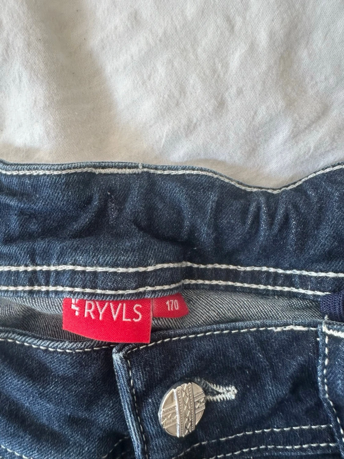 Mörkblå bootcut jeans med fickdetaljer - 2