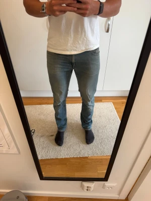 Jeans Tiger of Sweden - Säljer ett par ljusblå jeans från Tiger of Sweden med rak passform. Säljer då mina ben blivit för stora. De har även ett hål märkte jag precis, men borde inte vara några problem att laga, storlek 34/34 men sitter snarare som 32 eller 33. Väldigt stretchiga.