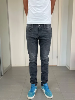 Replay Anbass Jeans - Säljer nu dessa Replay Anbass Jeans, skriv för fler bilder/frågor🙌🏼