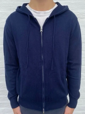 Kaschmir zip hoodie - Exklusiv och stilren Zip hoodie i Kaschmir ✨ Perfekt för vår- och sommarsäsongen. Storlek XS, mycket sparsamt använd (max 3 gånger) och i utmärkt skick utan defekter. Kontakta mig gärna vid intresse eller frågor 😊
