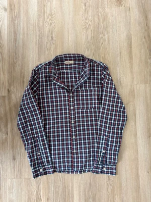Hollister skjorta  - Säljer denna Hollister skjorta i mycket bra skick. Storlek L. Passar perfekt för dig som är mellan 175-180! Hör av er vid frågor eller minsta fundering 🙌  Längd: 68 cm  Bred: 51 cm  Ärm: 67 cm