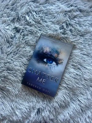 Shatter Me av Tahereh Mafi - Första boken av shatter me serien. En helt otrolig bok om man frågar mig. Spännande, fantasi och typ samma vibe som filmen divergent?? Säljer denna bok för jag redan har en lika dan, denna är helt ny och orörd. ❤️